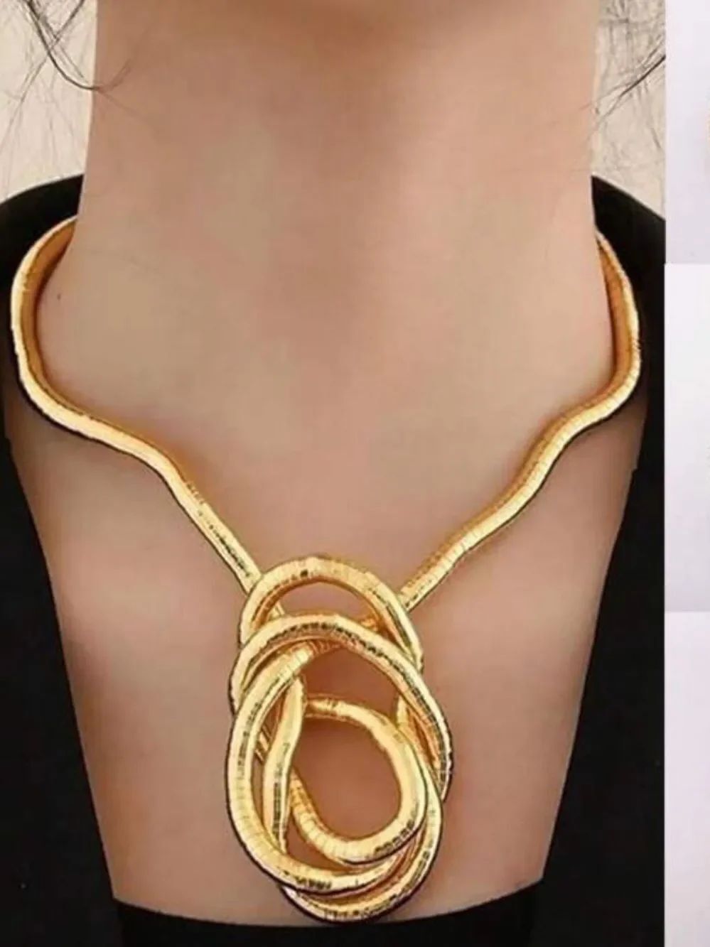 Gold Tone Knot Pendant Necklace R692